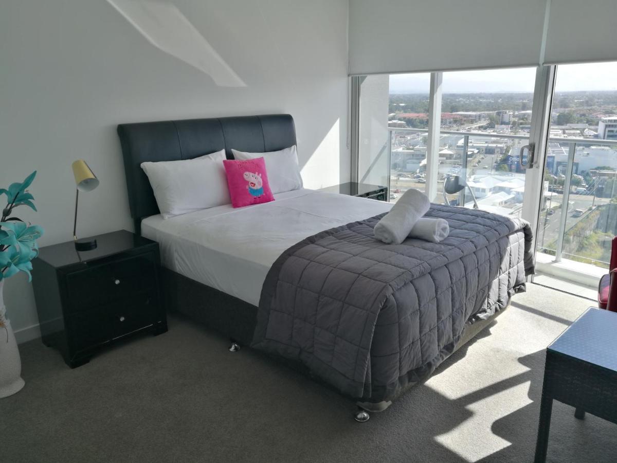 Three-Bedroom Apartment With Amazing View Near Surfers Paradise โกลด์โคสต์ ภายนอก รูปภาพ