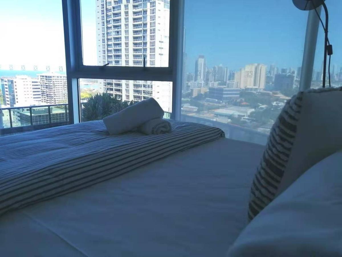 Three-Bedroom Apartment With Amazing View Near Surfers Paradise โกลด์โคสต์ ภายนอก รูปภาพ