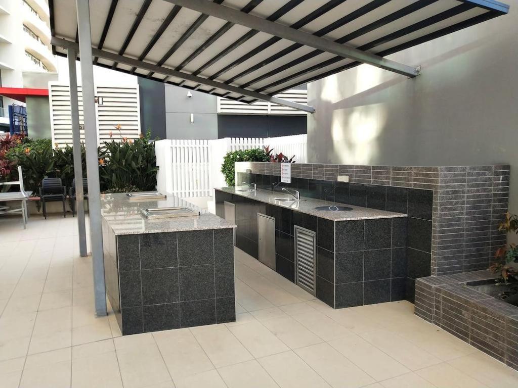 Three-Bedroom Apartment With Amazing View Near Surfers Paradise โกลด์โคสต์ ภายนอก รูปภาพ