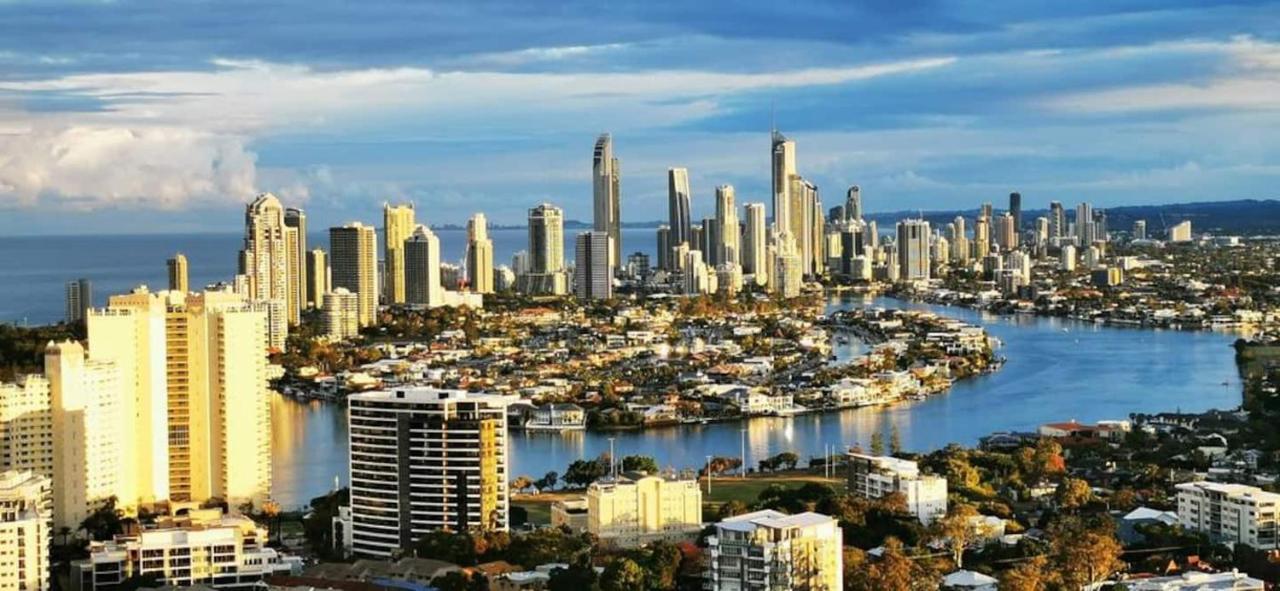 Three-Bedroom Apartment With Amazing View Near Surfers Paradise โกลด์โคสต์ ภายนอก รูปภาพ