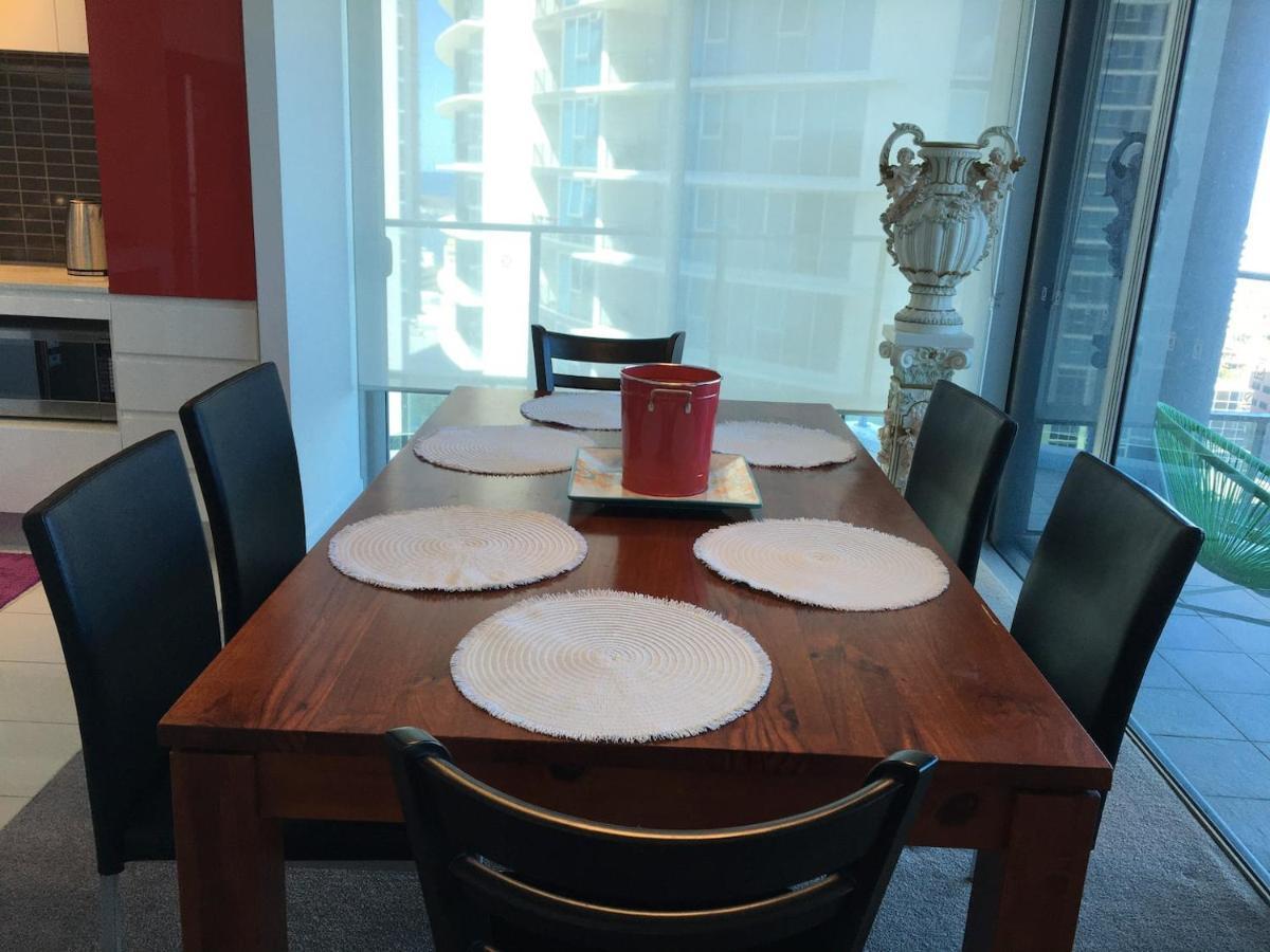 Three-Bedroom Apartment With Amazing View Near Surfers Paradise โกลด์โคสต์ ภายนอก รูปภาพ