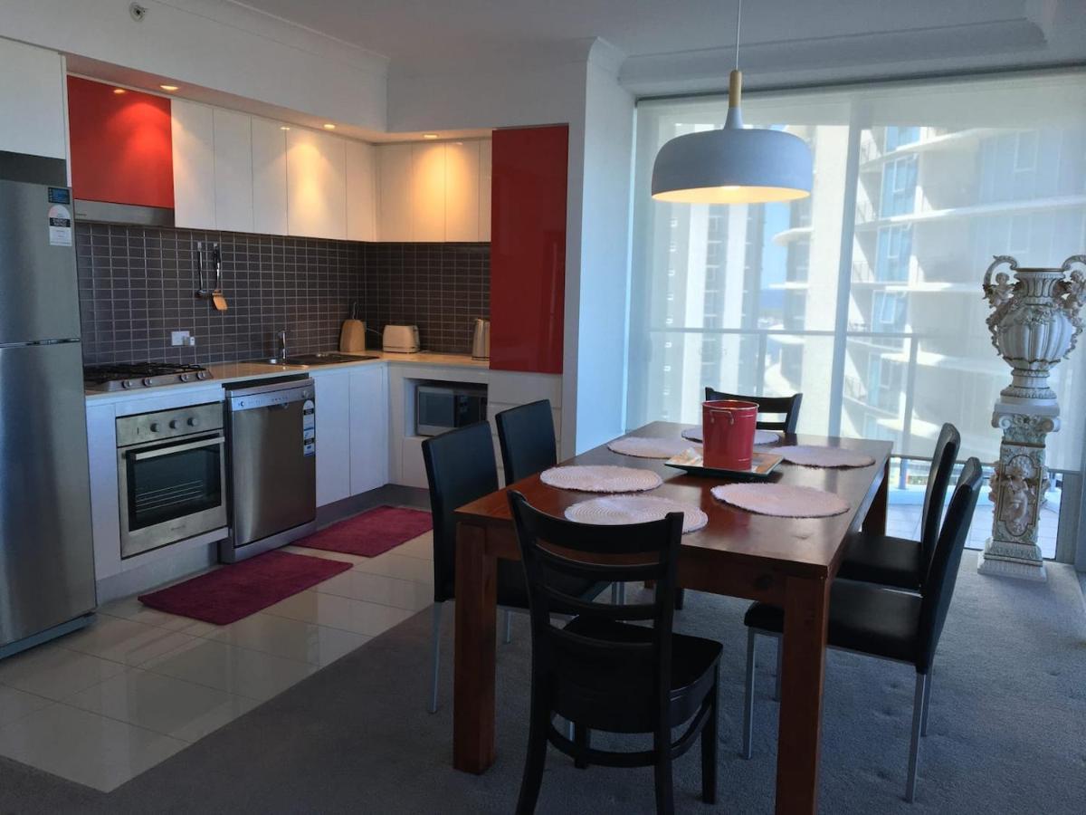 Three-Bedroom Apartment With Amazing View Near Surfers Paradise โกลด์โคสต์ ภายนอก รูปภาพ