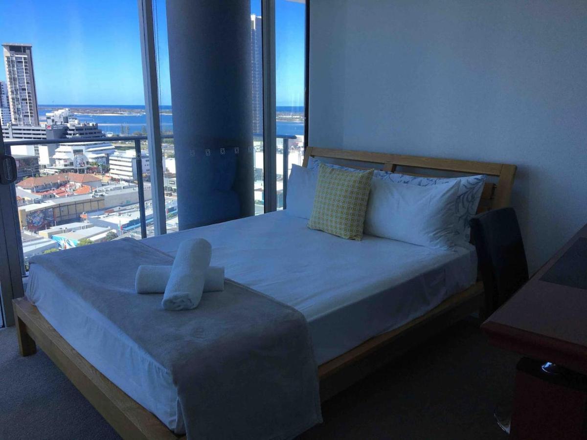 Three-Bedroom Apartment With Amazing View Near Surfers Paradise โกลด์โคสต์ ภายนอก รูปภาพ
