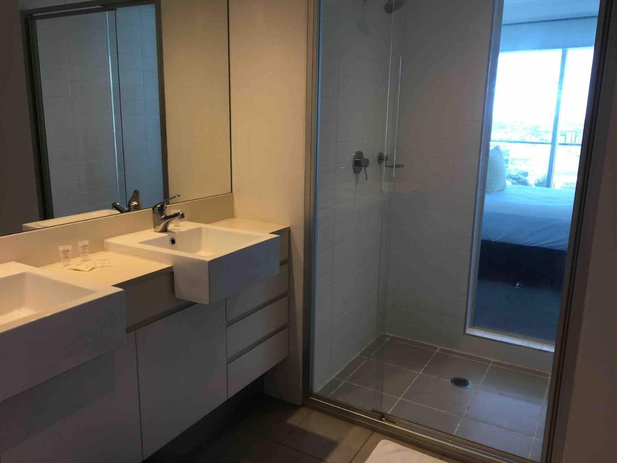 Three-Bedroom Apartment With Amazing View Near Surfers Paradise โกลด์โคสต์ ภายนอก รูปภาพ